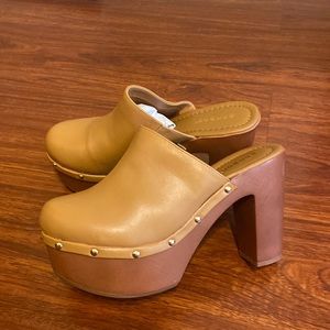 Bamboo Woodland Tan clogs. Tan clogs